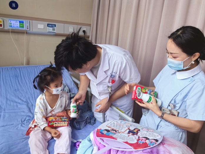 医护人员病房为小患者庆祝六一儿童节